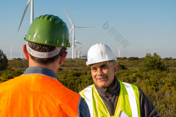 工程师和<strong>地质</strong>学家在农村靠近风力涡轮机咨询