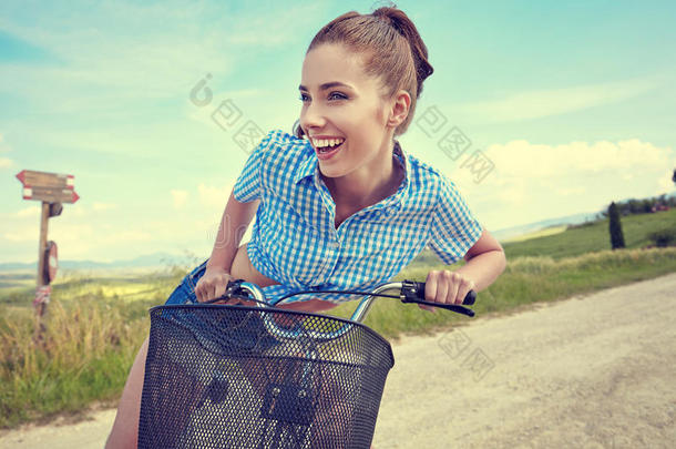 美丽的女孩与老式自行车户外，托斯卡纳夏季时间