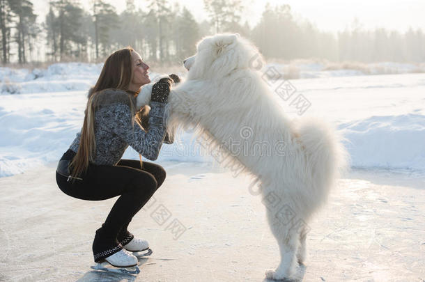 <strong>花样滑冰</strong>的女人带着狗