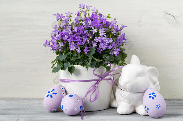 美丽的复活节装饰与坎帕努拉花，复活节鸡蛋和陶瓷兔子
