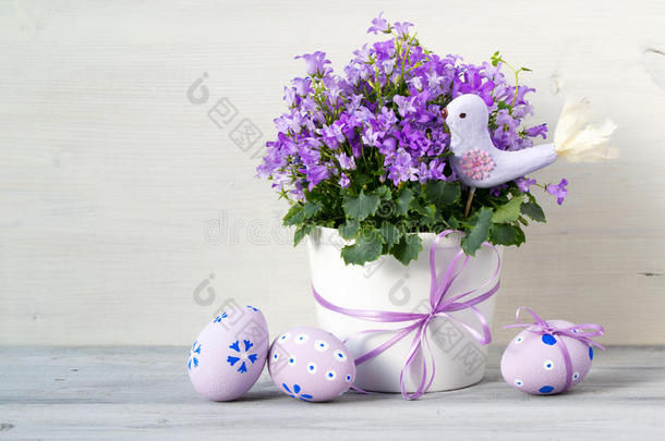 美丽的复活节成分在粉彩与坎帕努拉花，复活节鸡蛋和陶瓷鸟