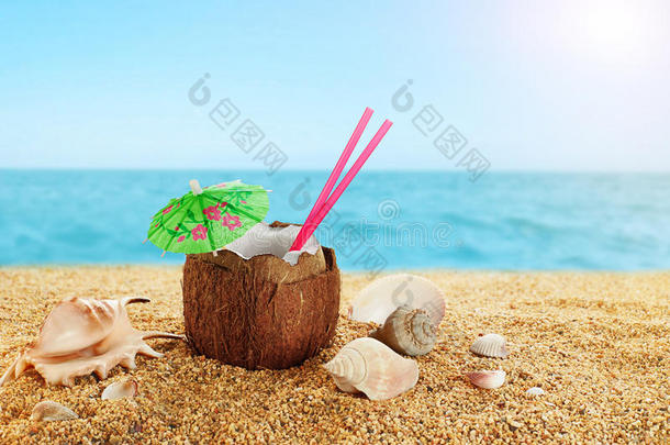 海滩上的<strong>椰子鸡尾酒</strong>。