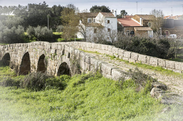 古代的拱门桥容忍乡村