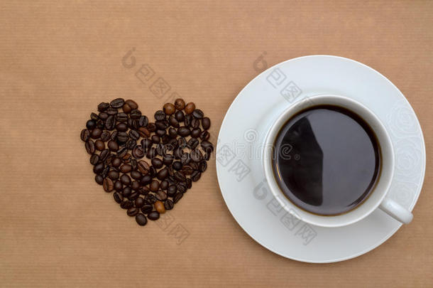 咖啡杯和咖啡豆的心脏形状