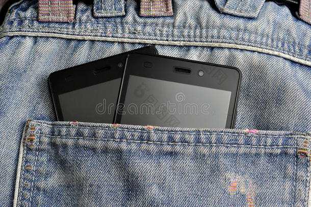 双手机，手机在后面口袋蓝色牛仔裤