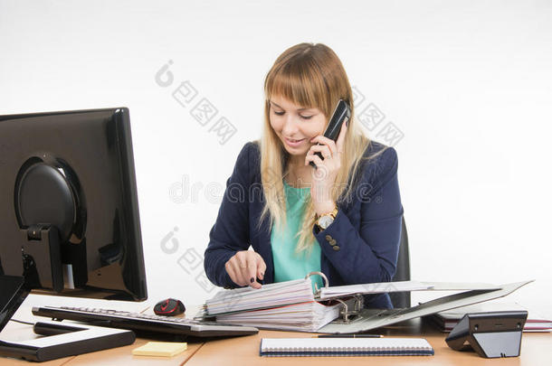 商务妇女在电话中阅读对方文件的内容