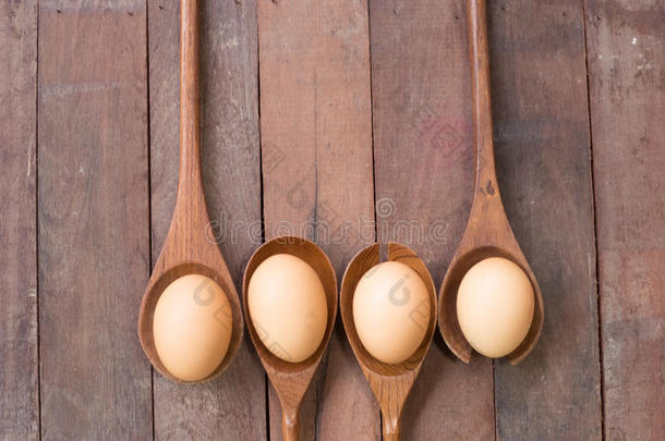 木制<strong>厨具</strong>和木制背景上的鸡蛋