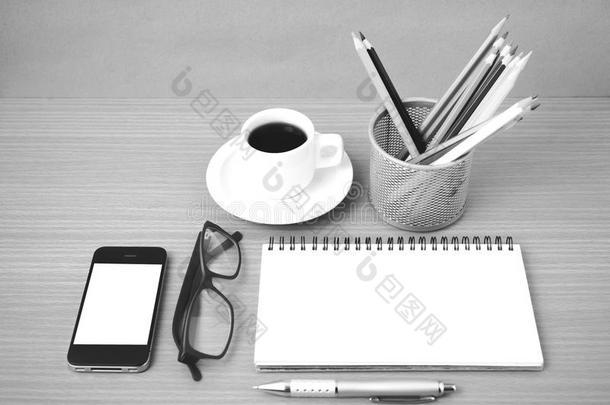 咖啡，电话，眼镜，记事本，心和彩色铅笔