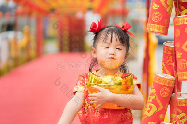 穿红色中国传统西装的亚洲小女孩