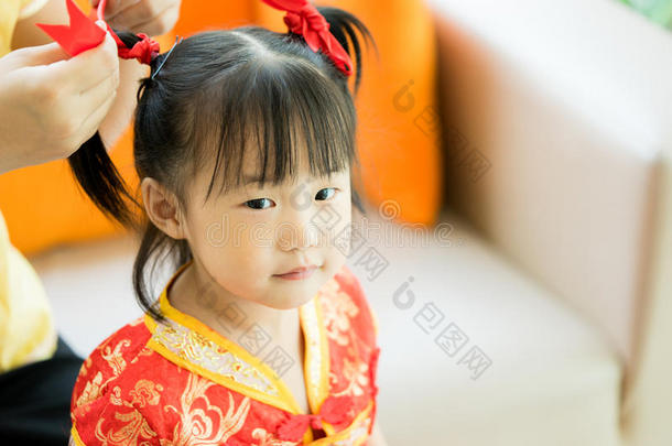 穿红色中国传统西装的亚洲小女孩