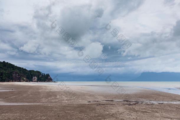 荒凉的海滩和暴风雨的天空