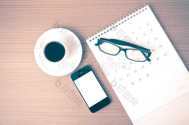 咖啡，电话，眼镜和日历