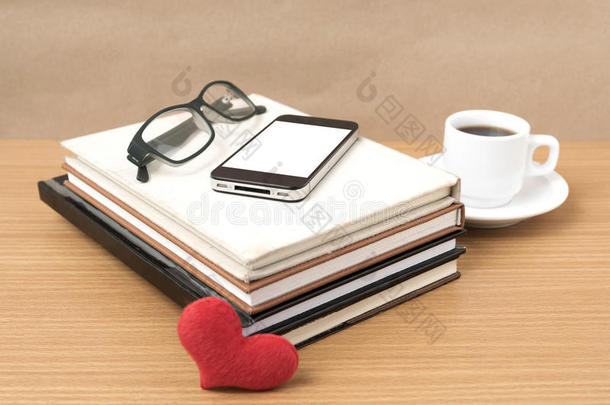 咖啡，电话，眼镜，<strong>一叠书</strong>和心