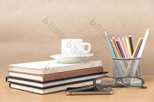 咖啡，电话，眼镜，<strong>一叠书</strong>和彩色铅笔