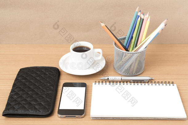 咖啡，电话，眼镜，记事本，钱包和彩色铅笔
