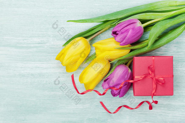 3月8日，国际妇女节，生日或母亲节，乡村餐桌上的礼品盒和郁金香花