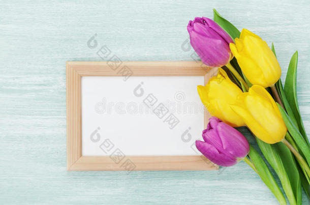 乡村餐桌上的空框和郁金香花3月8日，国际妇女节，生日或母亲节