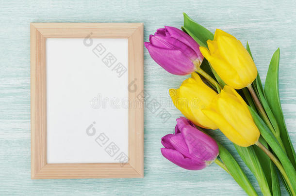 乡村餐桌上的空框和郁金香花3月8日，国际妇女节，生日或母亲节