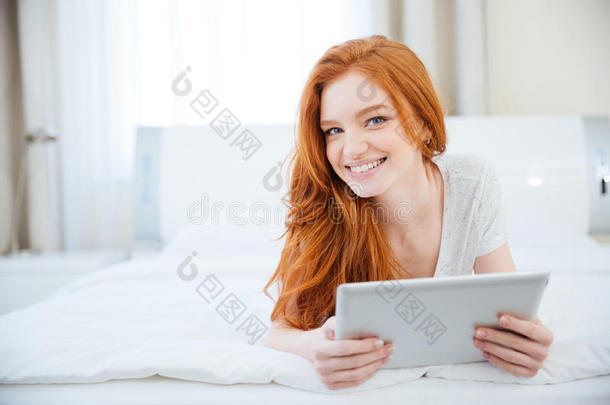 躺在床上用平板电脑的女人