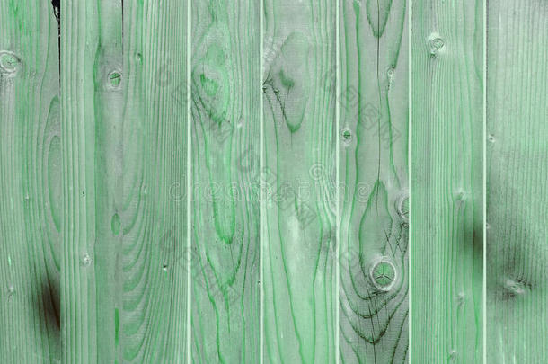 绿色木栅栏，特写，纹理，背景。 天然木材。 竖条