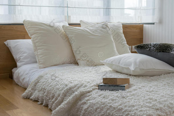 卧室，床上有黑白枕头