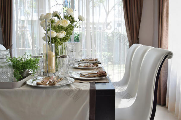 现代家居餐桌，优雅的餐桌设置