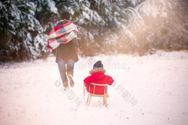 男孩和他的母亲在<strong>冬天</strong>的风景中玩耍。 <strong>儿童</strong>模型