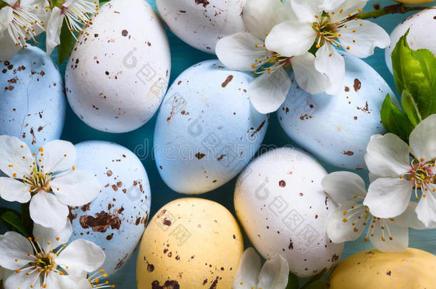 复活节背景与复活节鸡蛋和春天的花