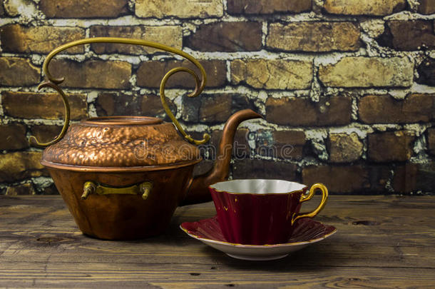 铜/黄铜水壶和<strong>骨瓷</strong>茶杯。