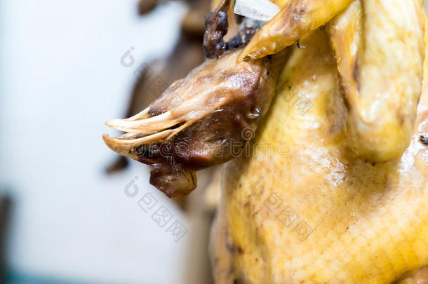 鸡肉炖在肉汁中，准备在中国的新年那天向众神献祭