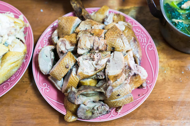 在中国的新年里，在盘子里炖着肉汁的鸭子，向众神献祭