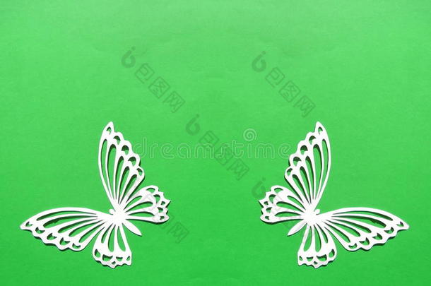 两只白蝴蝶。剪纸。