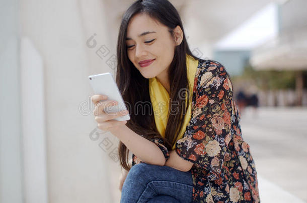时髦的年轻女人在看手机<strong>留言</strong>