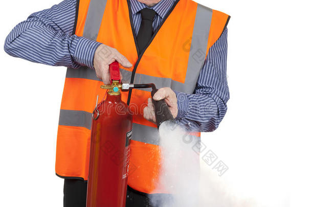 建筑测量师穿着橙色能见度背心使用灭火器