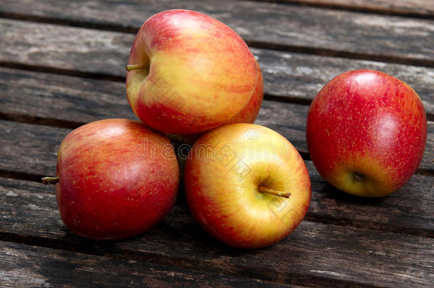 木制桌子上漂亮的<strong>红<strong>苹果水果</strong>。 背景，纹理