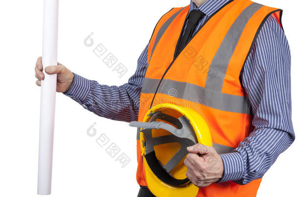 建筑测量师穿着橙色能见度背心，拿着图纸和帽子
