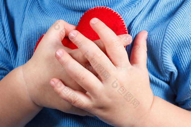 双手握住婴儿的心脏符号。 爱、健康和护理的概念