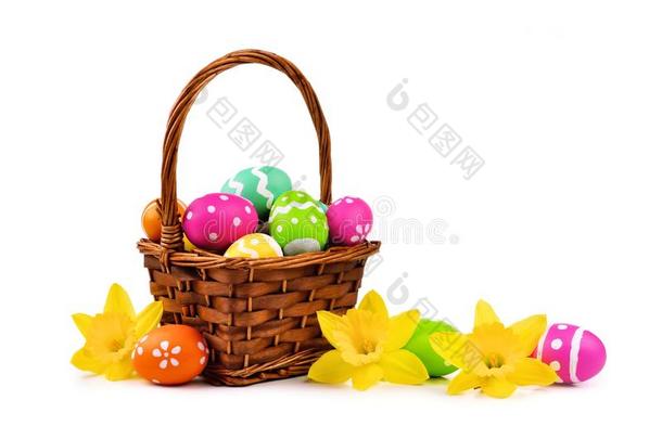 复活节篮子里有鸡蛋和水仙花