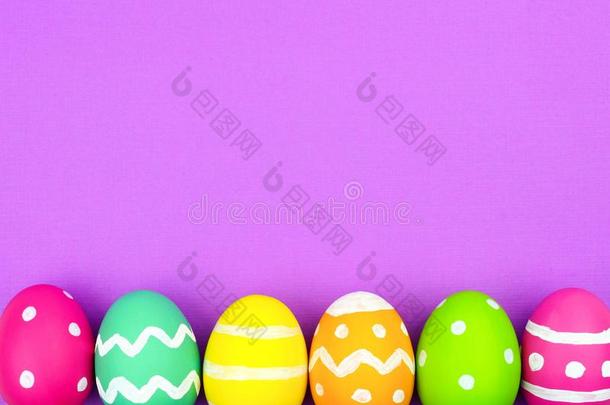 复活节鸡蛋底部边框超过紫色纸背景