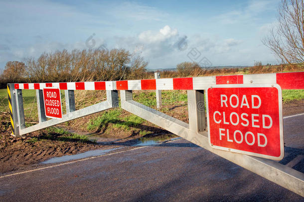 洪水<strong>道路封闭</strong>护栏上的警告标志