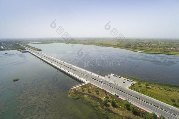 湖上的空中道路