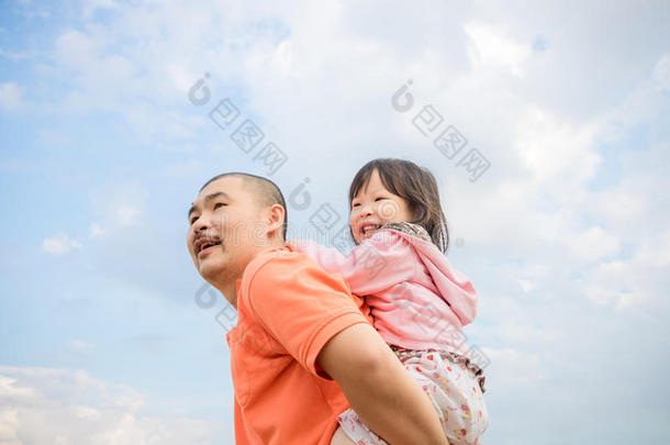 父亲和他的<strong>女儿</strong>很开心