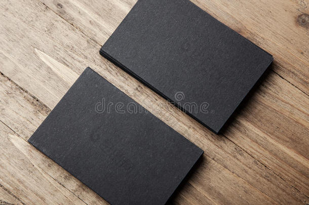 两叠空白黑色名片在木制背景上的特写