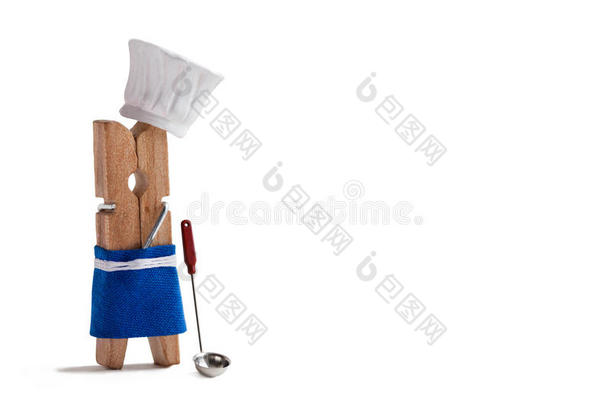 厨师用厨房勺子，<strong>汤勺</strong>做饭。 有趣的衣夹餐厅人物戴着帽子，蓝色围裙。 菜单