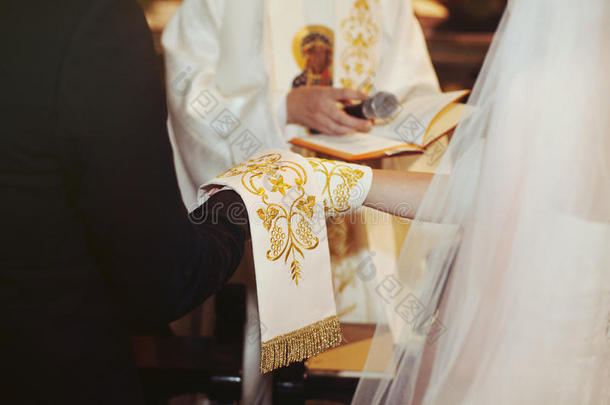 新娘和新郎在婚礼上宣誓，双手特写