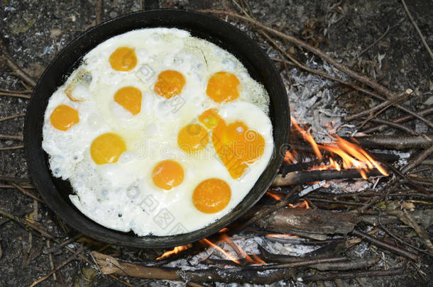 篝火早餐燃烧露营烹饪