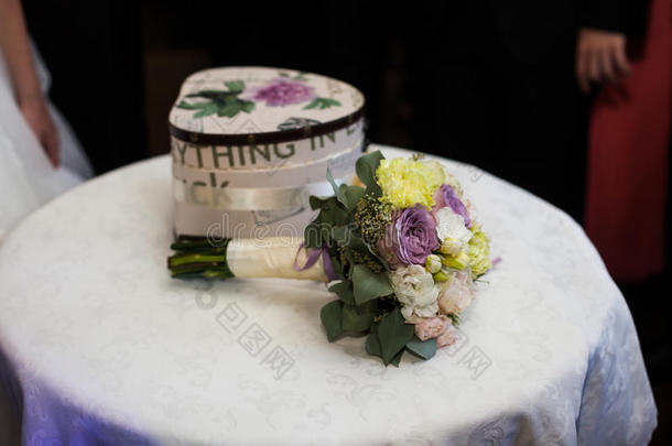 优雅的婚礼花束，新鲜的玫瑰和<strong>心形</strong>的盒子在<strong>标签</strong>上