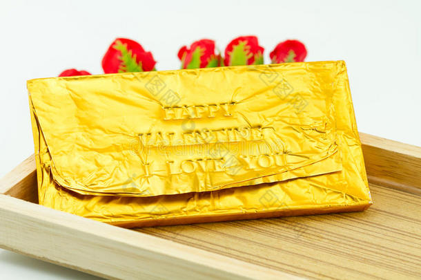 包裹在金色福特车里的巧克力棒。按