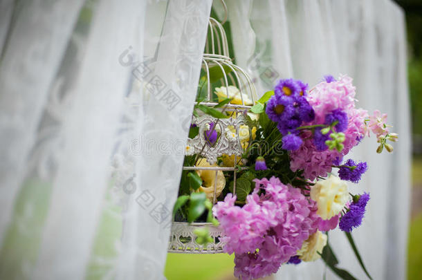 美丽的白色婚礼通道牌坊与紫色的花朵特写