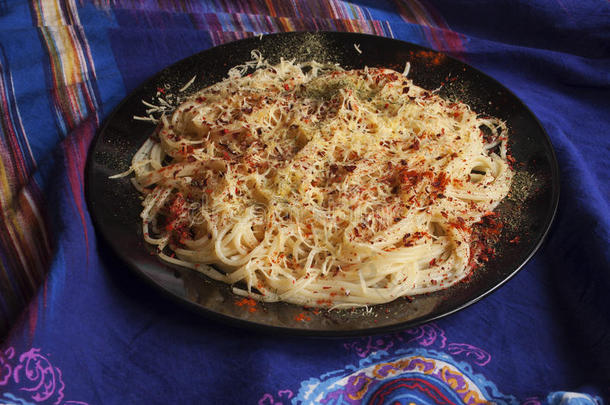 特写意大利面与奶酪，辣椒，罗勒和晒干汤姆
